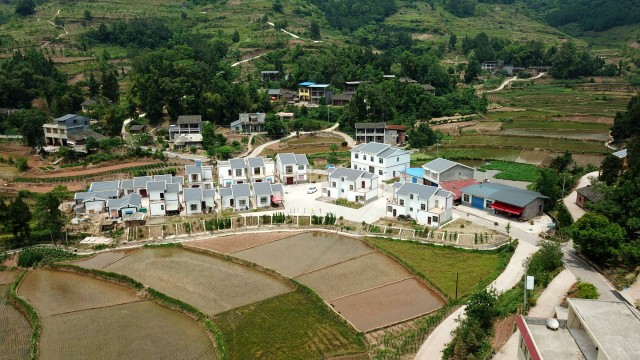 图为：2019年5月，四川省经济和信息化厅定点帮扶的开江县程家沟村易地扶贫搬迁新村聚居点旁农村客运站、电商服务站等基础配套一应俱全，让贫困群众住上了新房，方便了生活。.jpg