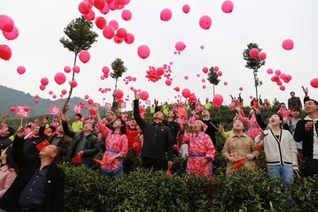 喊山开茶现场的人们一起放飞气球并热情高喊：“祝福祖国繁荣昌盛！”.jpg