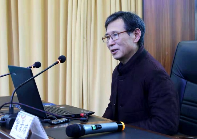 专家作主题演讲.jpg