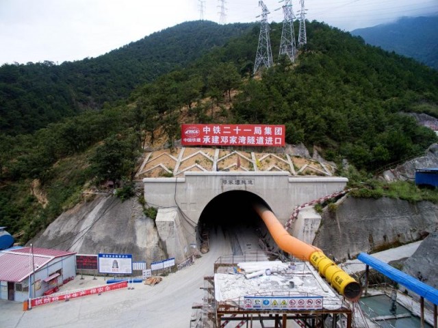 成昆铁路复线峨米段邓家湾隧道计划年底全线贯通