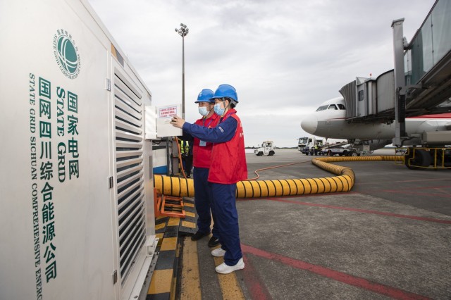以电代油，国网四川电力投资运维的首个机场岸基供电设施于2020年9月在绵阳南郊机场启用。（田海 摄）.jpg