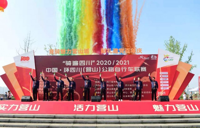 领导嘉宾发令开赛（杨汉国  摄.jpg
