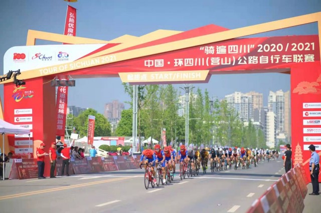 你追我赶（ 鲜润  摄）.jpg
