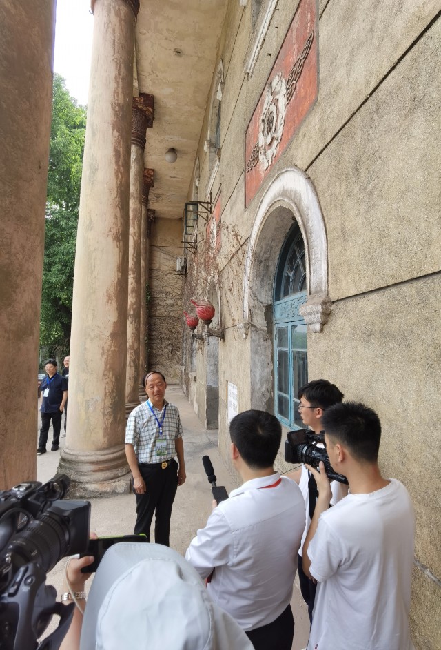 周闻道主编接受采访.jpg