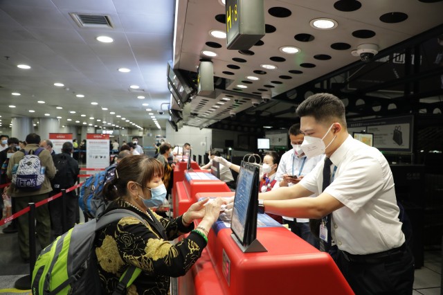 北京首都機場t2航站樓內川航第一次開放值機櫃臺的情景