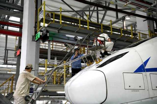 6月7日,成都動車段職工正在對高鐵動車組進行檢修.(胡志強 攝影)