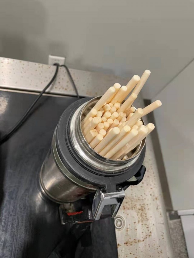 查获的疑似象牙筷子.jpg
