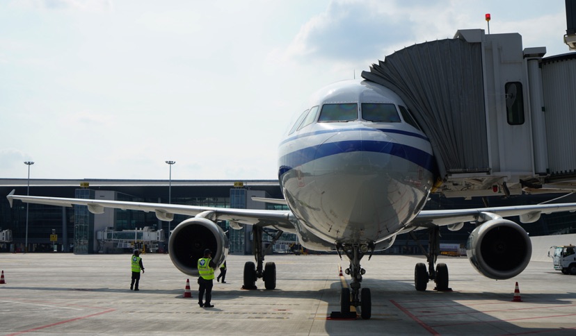 2架空客a320飞机执行调机任务,由成都双流国际机场转场至天府国际机场