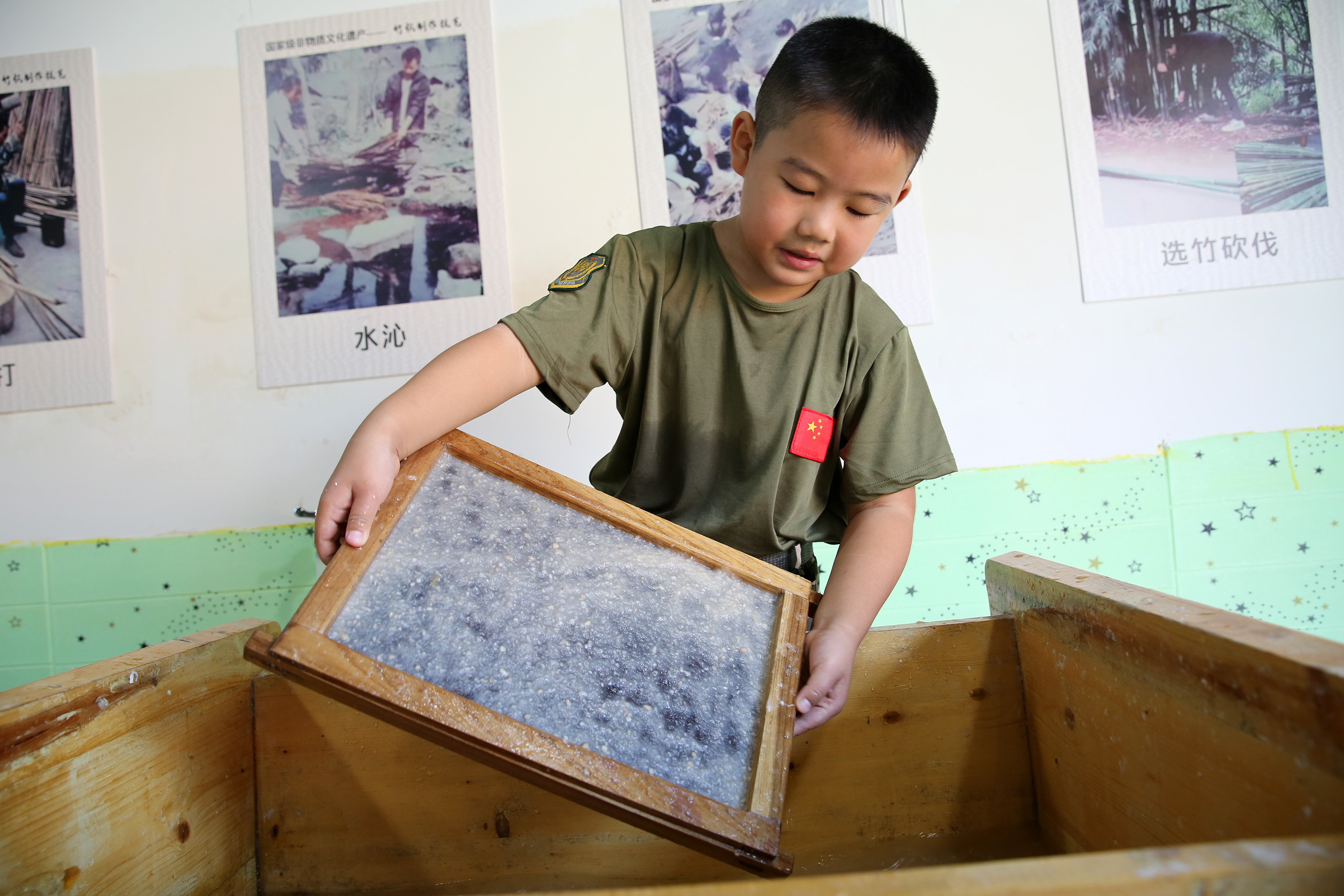 孩子們在體驗造紙印刷