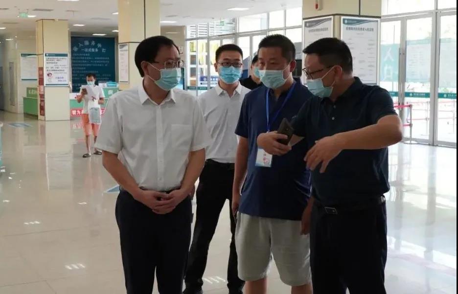 犍为县委书记谭春秋（左一）在医院检查督导疫情防控工作