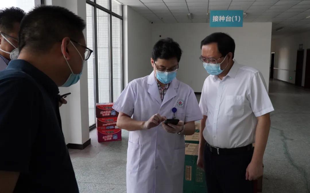 犍为县委书记谭春秋（右一）在县新冠肺炎清溪集中隔离医学观察点了解疫情防控情况
