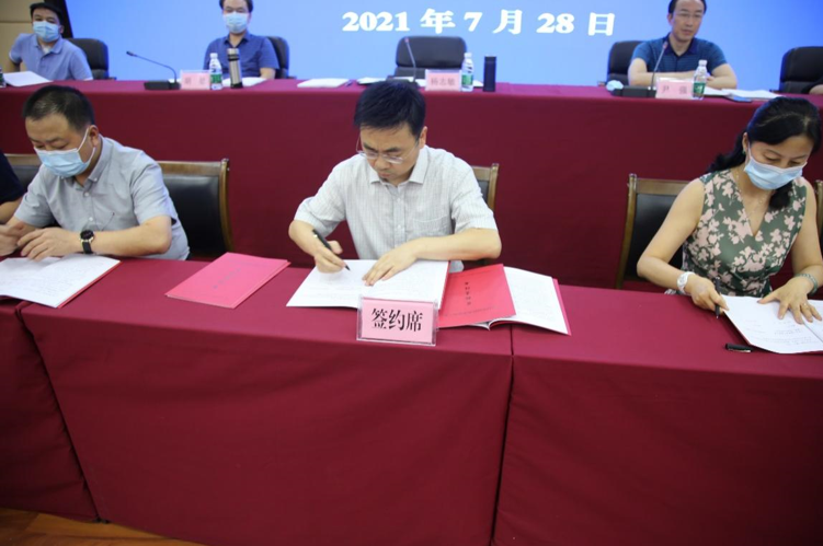 杨志敏书记与企业党支部书记签订党建纪检责任书