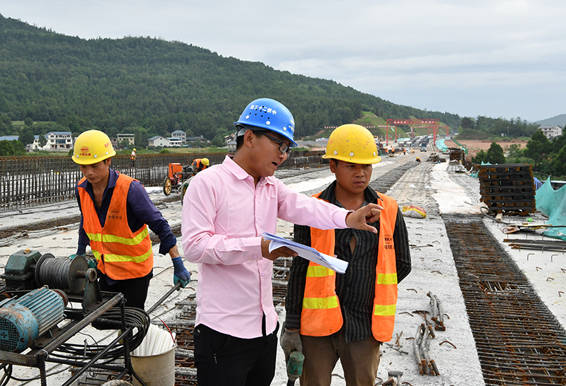 巴高速公路项目经理部十三分部副总工高海峰(右二)在现场指导施工作业