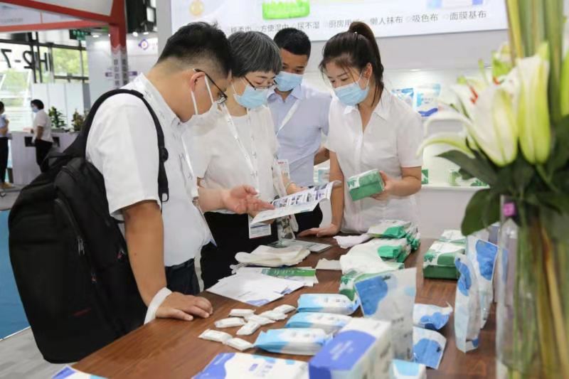 丝丽雅工作人向客户介绍产品