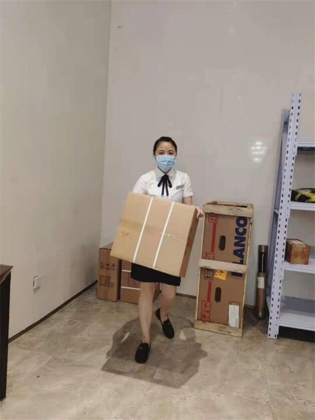 楼栋管家简进帮业主拿快递