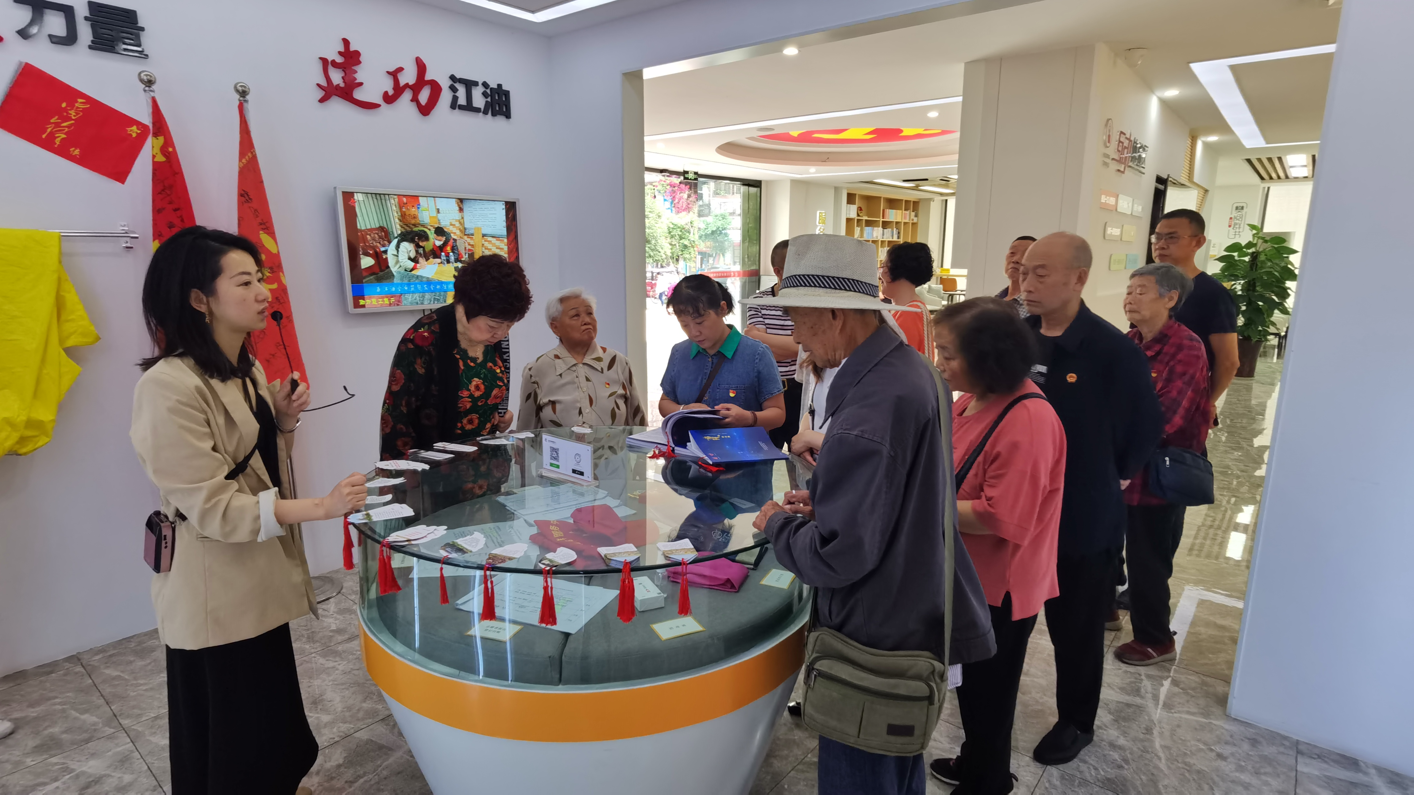 广大市民前往参观并接受红色教育