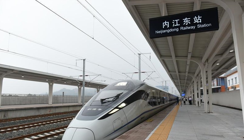 内江自贡共用首发列车G8786驶出内江东站 王斌 摄.jpg