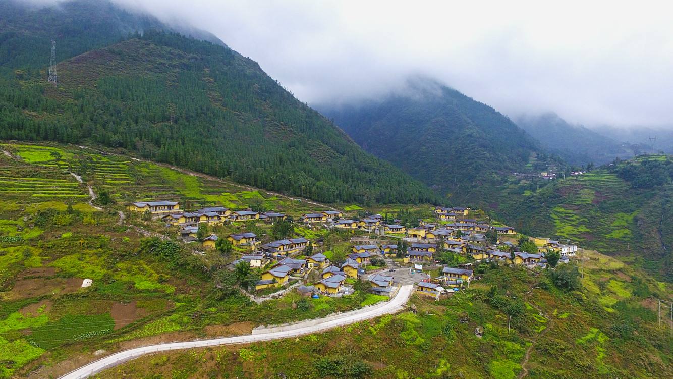 峨边底底古村通往彝家新寨的通村路