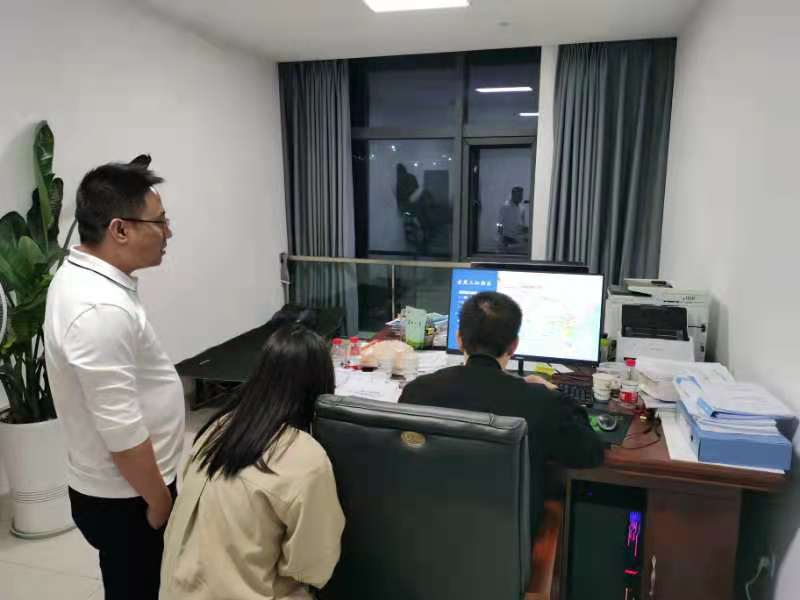 杜浩（左）与同事交流工作