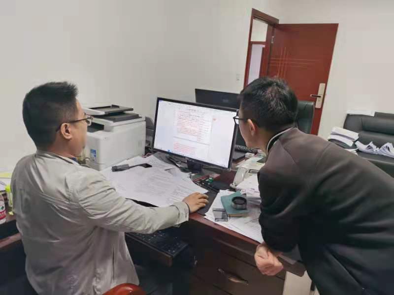 杜浩（左）与同事交流工作2