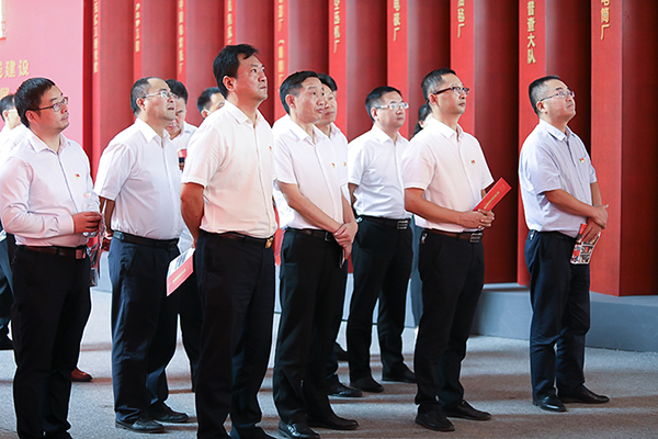 学习中心组成员参观三线建设专题展览现场 摄影 王垚秋.jpg