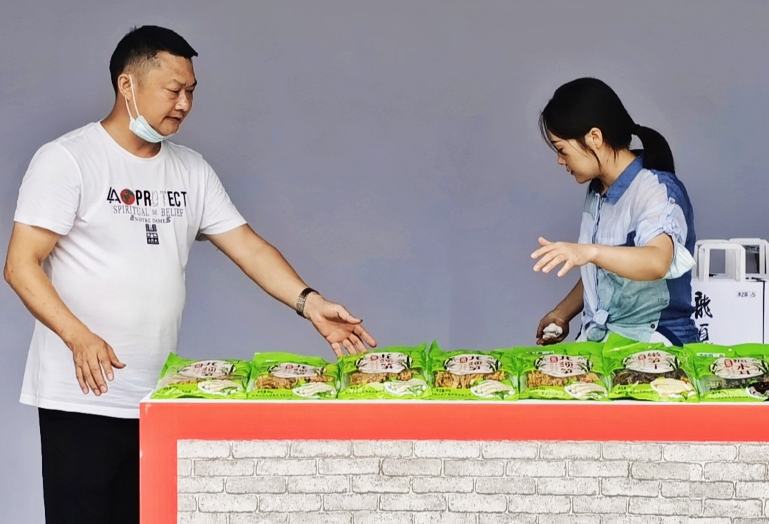 “龙须笋”摆上展台.jpg