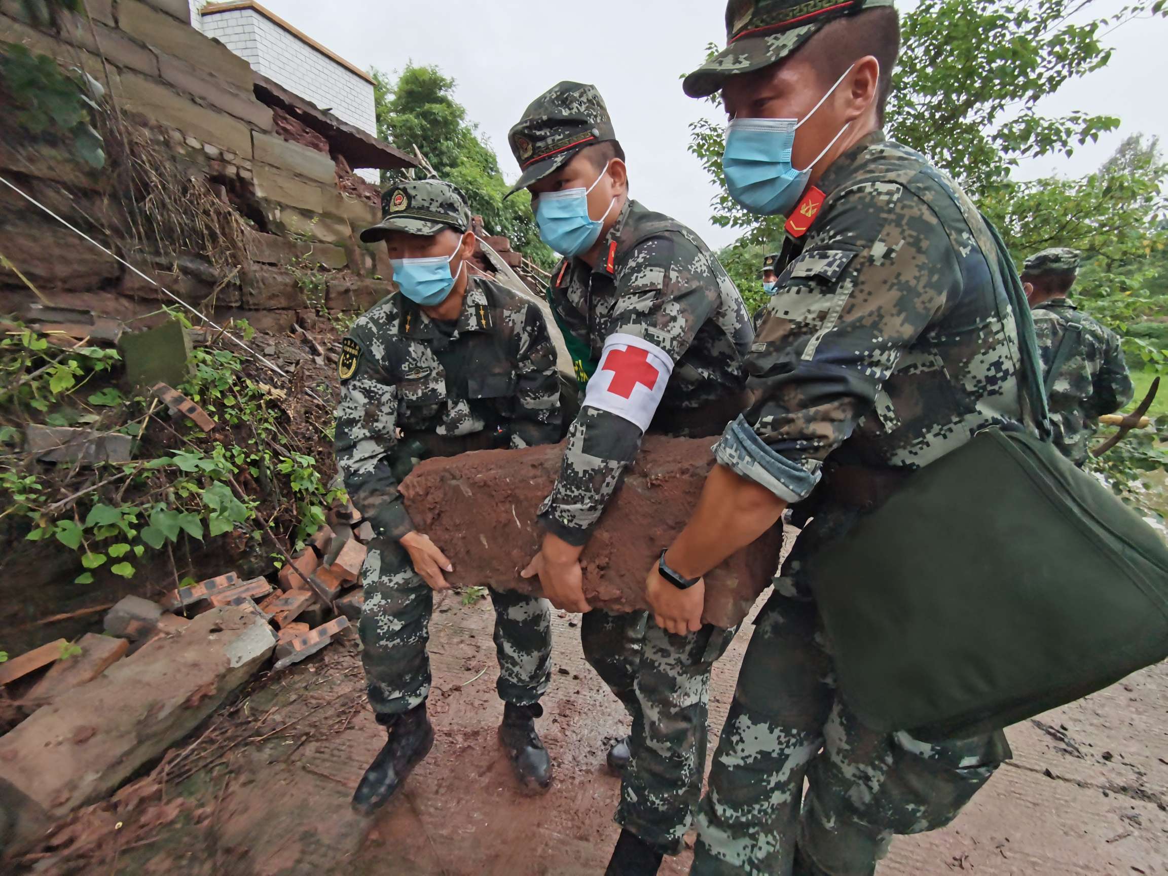 地震救援官兵图片