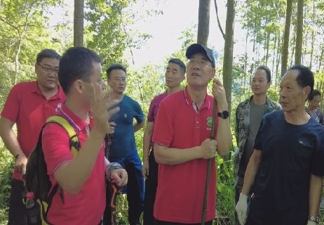 听取介绍.jpg