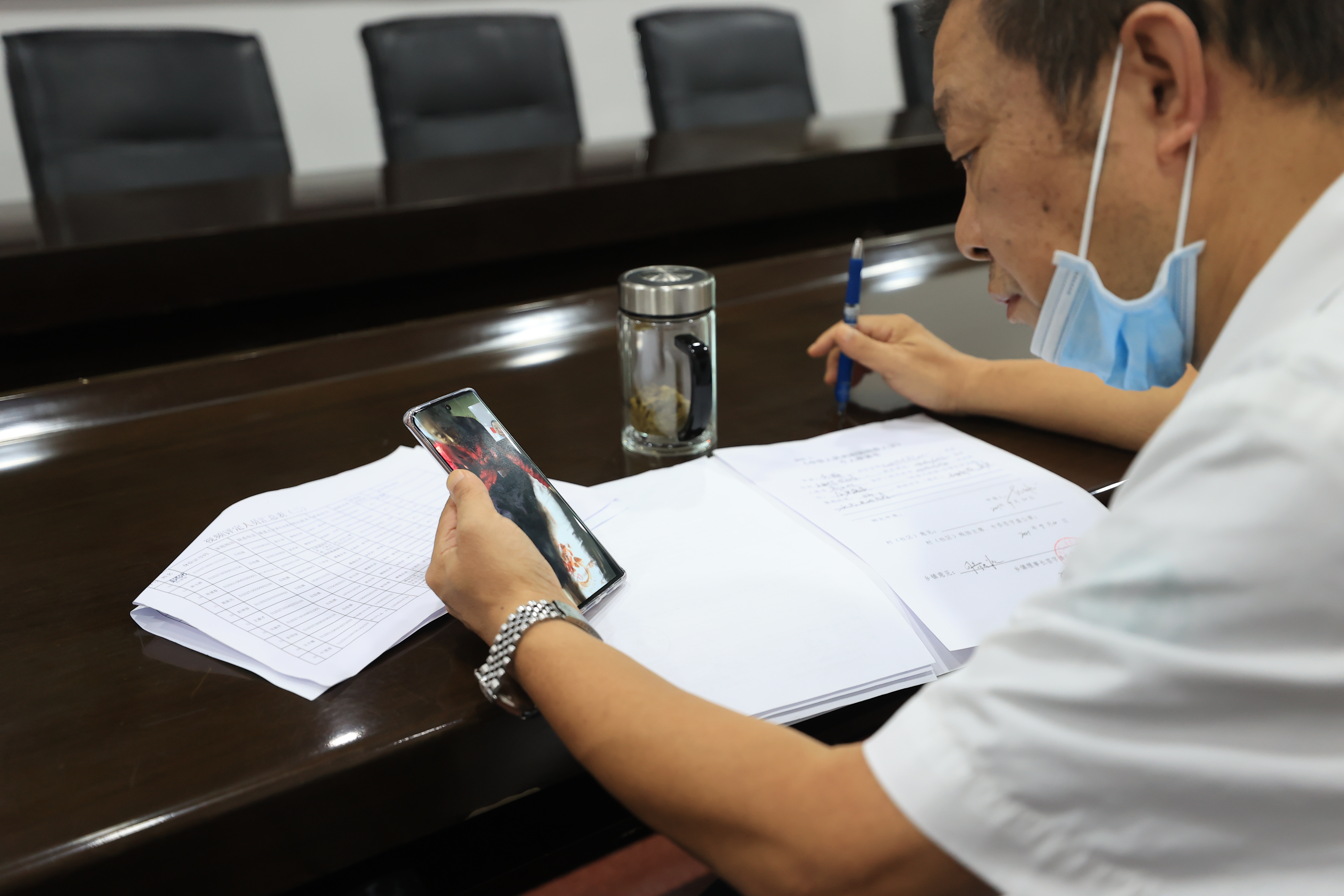 医生同残疾人进行视频对话。杨晓川 摄