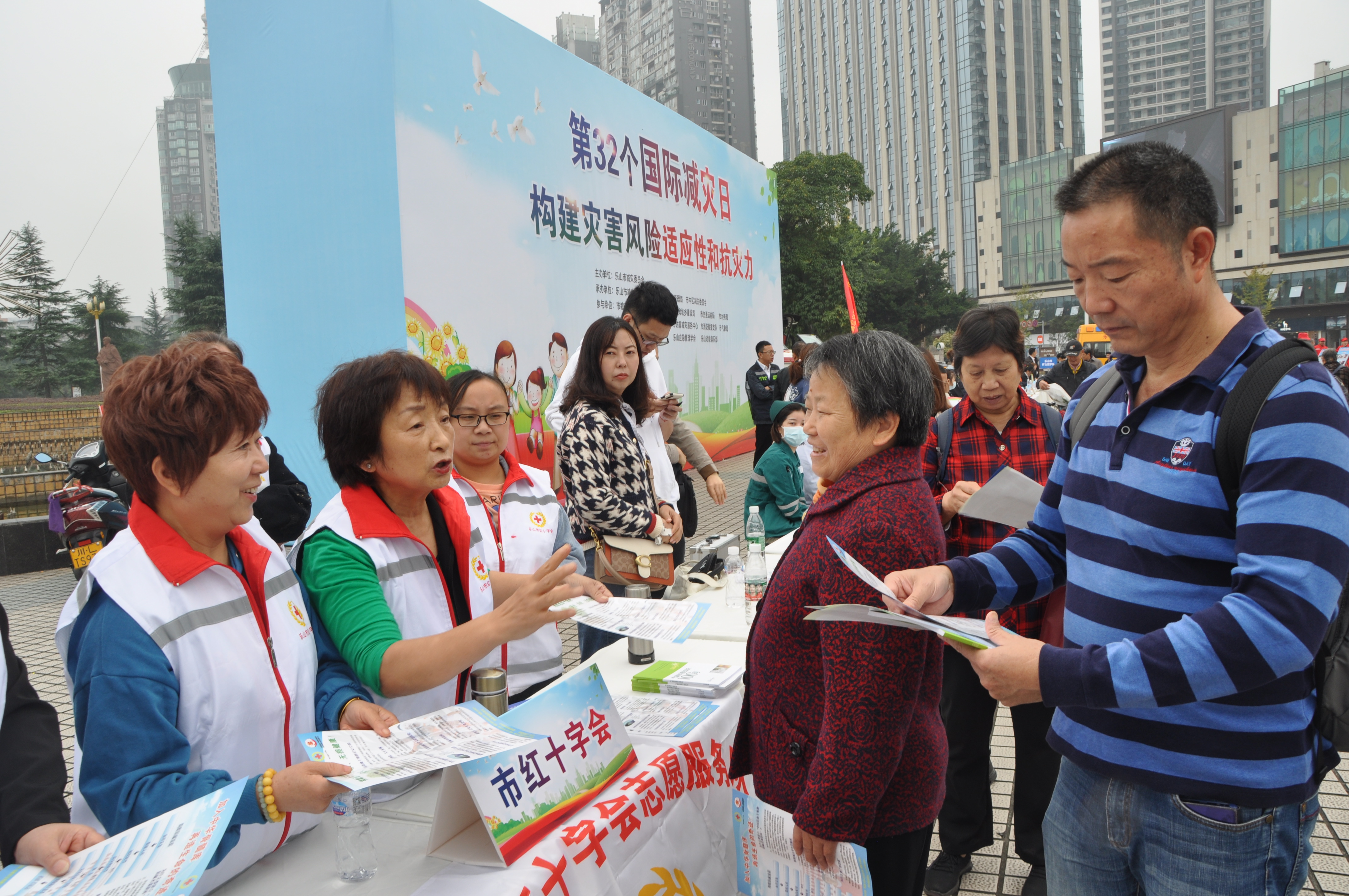 市民积极咨询、领取资料