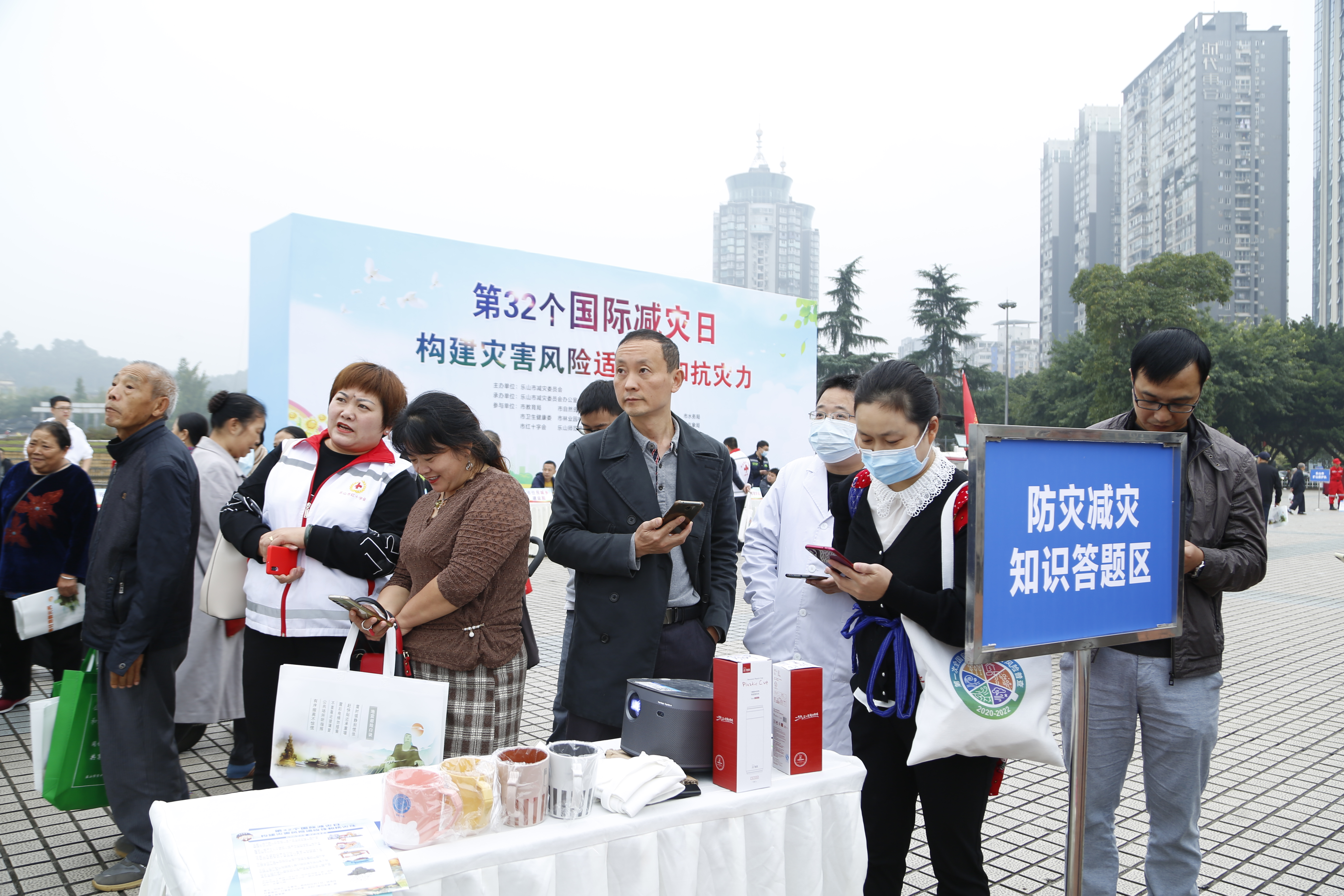 市民在知识答题区扫码答题领取“奖品”