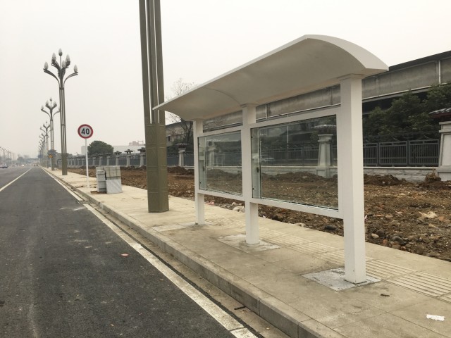 绵金路新安装的候车亭.jpg
