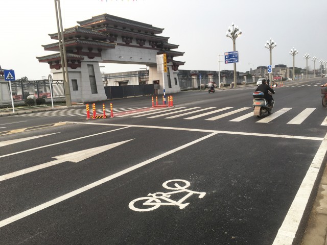 剑南春酒厂三区前油黑标美的路面.jpg