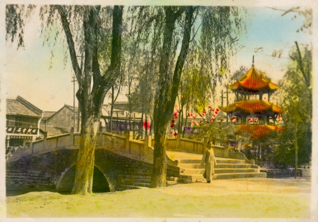 成都少城公园北门银锭桥入口风光.png