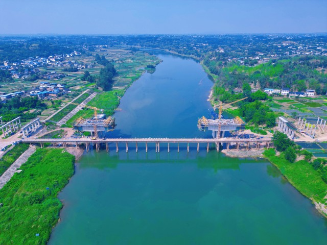 S436东湖至富世段项目福源灏特大桥建设现场.jpg