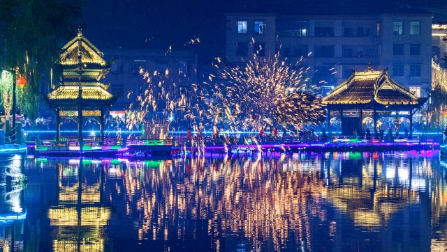 富顺县西湖景区夜景.jpg