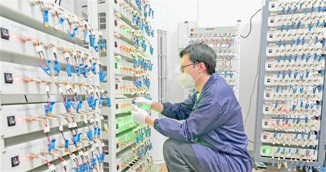 遂宁市高新技术产业园区的四川佰思格新能源有限公司员工正在对锂电池钠电池进行测试。。钟敏摄。.jpg