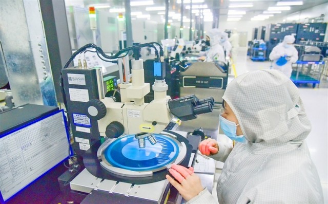 四川遂宁市利普芯微电子有限公司生产车间，工人正在加紧生产订单。吴奉家摄.jpg