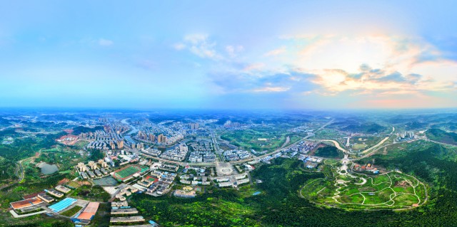 鸟瞰安居区城区 。安居区委宣传部供图。.JPG