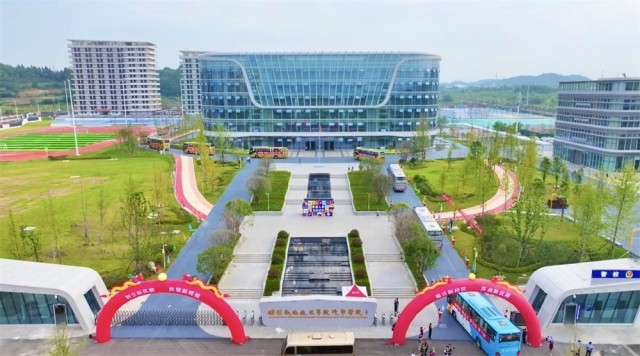 四川职业技术学院汽车学院。安居区委宣传部供图.JPG