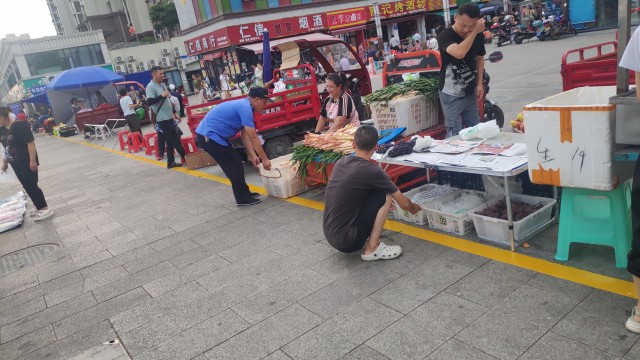 伍富广场摊区.jpg