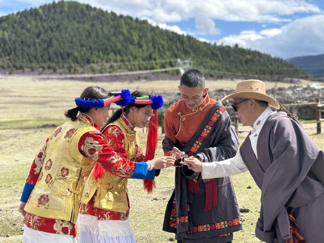 少数民族同胞在草原上“和美”共饮.jpg