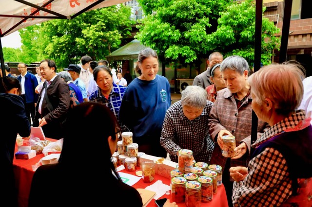 群众逛农夫集市.jpg