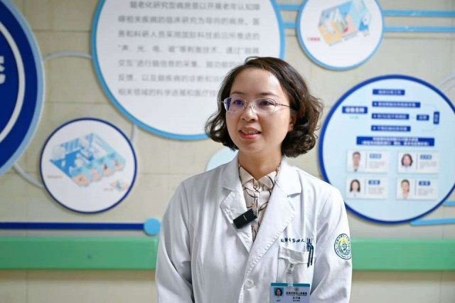 成都市第四人民医院副主任医师汪子琪接受记者采访（乔薇 摄）.jpg